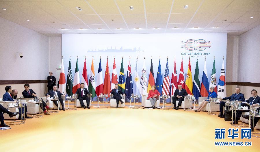7月7日，二十國集團領(lǐng)導(dǎo)人第十二次峰會在德國漢堡舉行。國家主席習(xí)近平出席并發(fā)表題為《堅持開放包容　推動聯(lián)動增長》的重要講話。這是峰會前，習(xí)近平出席二十國集團峰會領(lǐng)導(dǎo)人座談會。新華社記者 李學(xué)仁 攝 