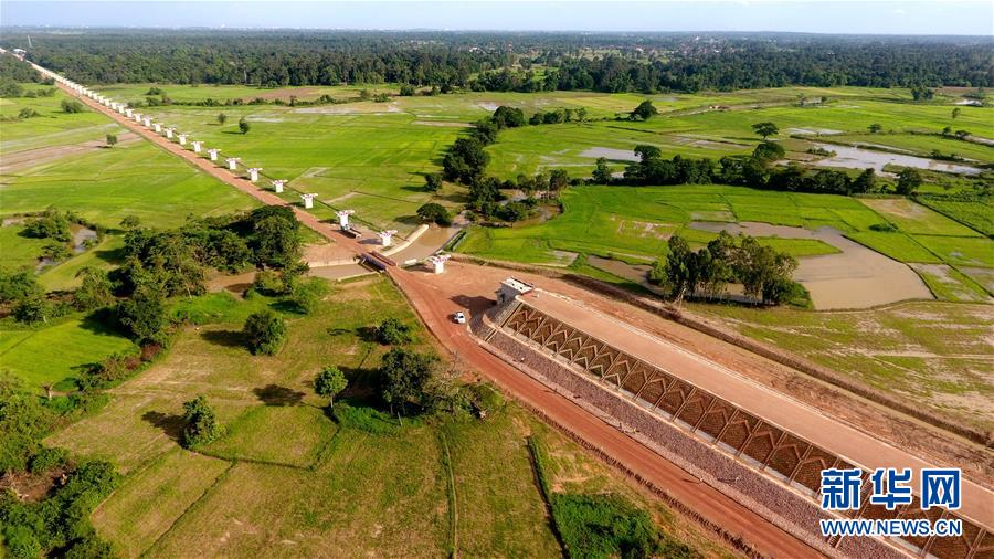 （國際&middot;圖文互動(dòng)）（3）中老鐵路上的絢爛長虹&mdash;&mdash;老撾楠科內(nèi)河特大橋主體工程完工側(cè)記