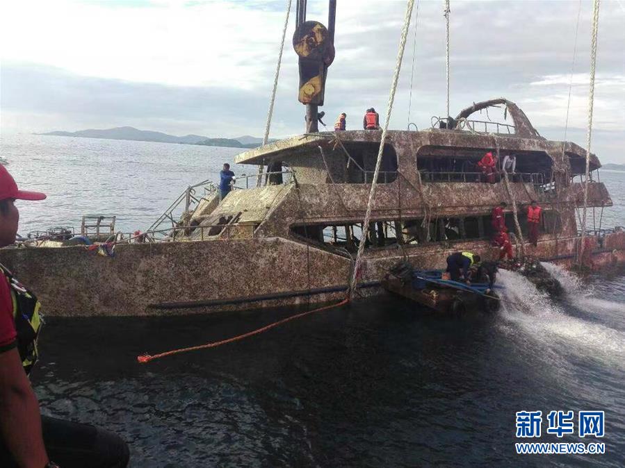（國際）（1）泰國普吉傾覆沉沒的&ldquo;鳳凰&rdquo;號游船打撈出水