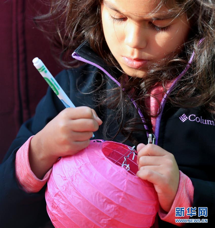 （國際&middot;圖文互動(dòng)）（2）到洛杉磯農(nóng)夫市場(chǎng)紅紅火火過大年