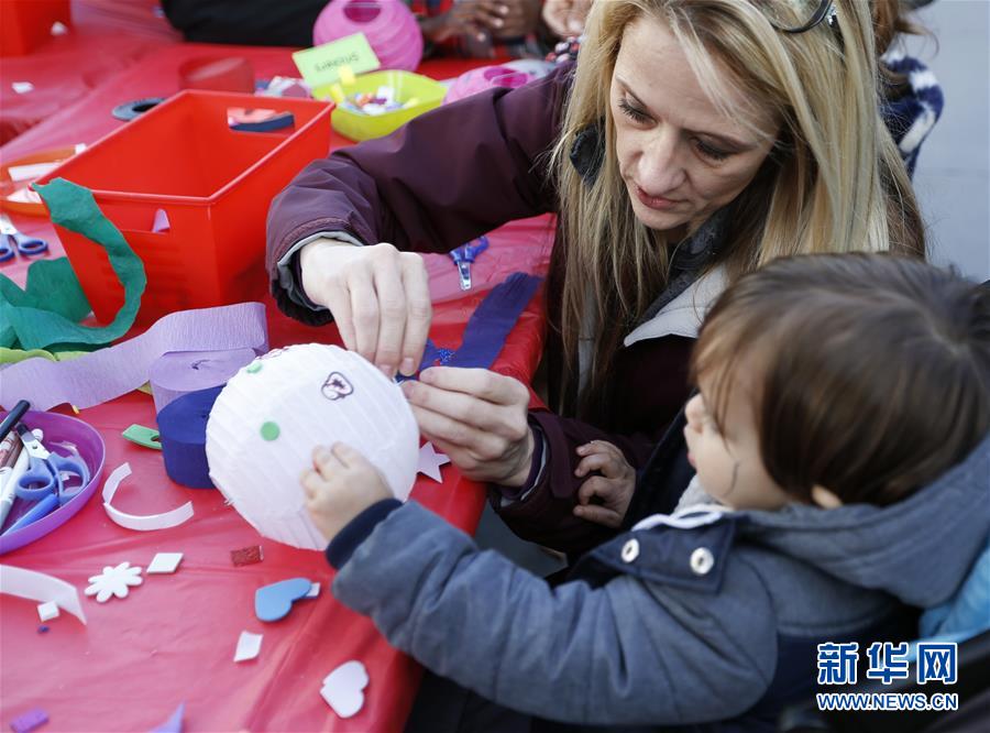 （國際&middot;圖文互動(dòng)）（3）到洛杉磯農(nóng)夫市場(chǎng)紅紅火火過大年