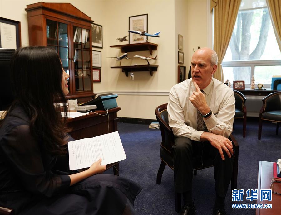 （國(guó)際&middot;圖文互動(dòng)）（1）專訪：美政府加征關(guān)稅損害美國(guó)工人與消費(fèi)者利益&mdash;&mdash;訪美國(guó)國(guó)會(huì)眾議院美中工作小組共同主席拉森