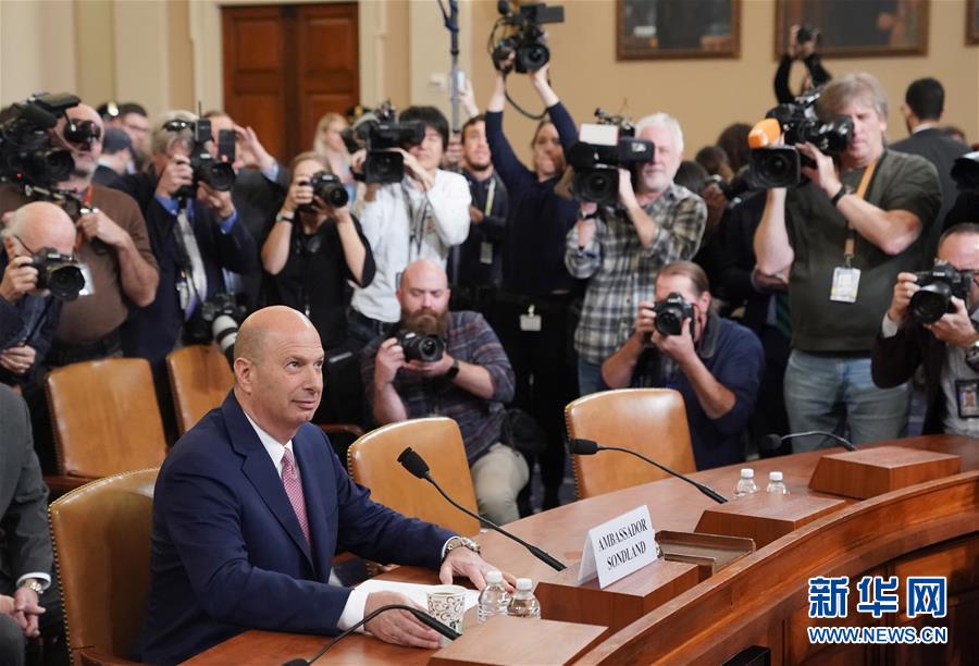 （國際）（4）特朗普彈劾調(diào)查重要證人到國會作證引關注