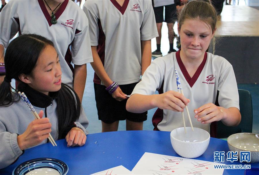 （國(guó)際&middot;圖文互動(dòng)）（4）通訊：&ldquo;Kia Ora，都來(lái)吧，漢語(yǔ)學(xué)習(xí)發(fā)了芽&rdquo;&mdash;&mdash;新西蘭羅托魯阿初級(jí)中學(xué)中文助教的夢(mèng)想