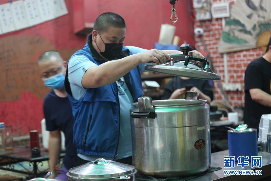 （國(guó)際疫情 &middot;圖文互動(dòng)）（1）通訊：加德滿都中國(guó)人奉獻(xiàn)的&ldquo;愛(ài)心便當(dāng)&rdquo;