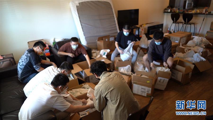 （國(guó)際疫情&middot;圖文互動(dòng)）（1）&ldquo;來(lái)自祖國(guó)濃濃的愛(ài)&rdquo;&mdash;&mdash;在美留學(xué)生領(lǐng)取&ldquo;健康包&rdquo;背后的故事