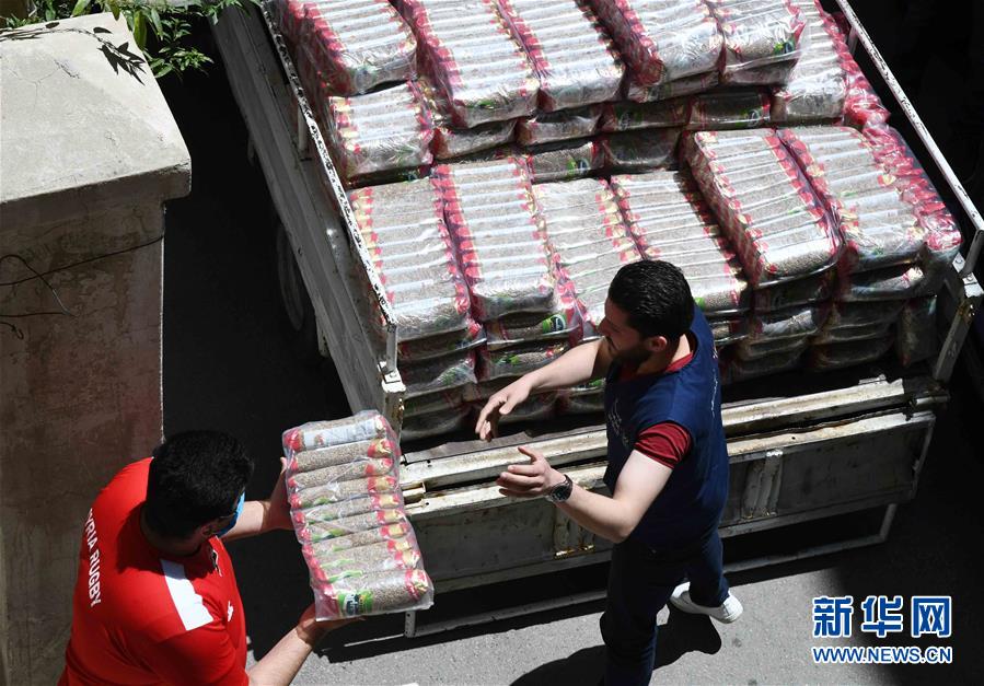 （國際疫情&middot;圖文互動）（1）通訊：疫情中，那抹笑容最難忘&mdash;&mdash;記向困難家庭發(fā)放愛心包裹的敘利亞青年志愿者