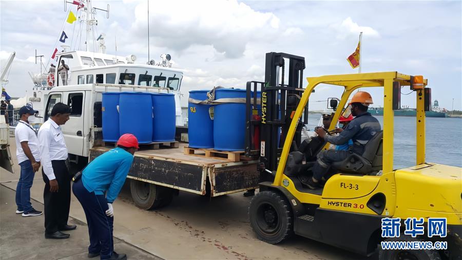 （國(guó)際&middot;圖文互動(dòng)）（3）在斯里蘭卡中國(guó)專家和中資企業(yè)助力油輪滅火