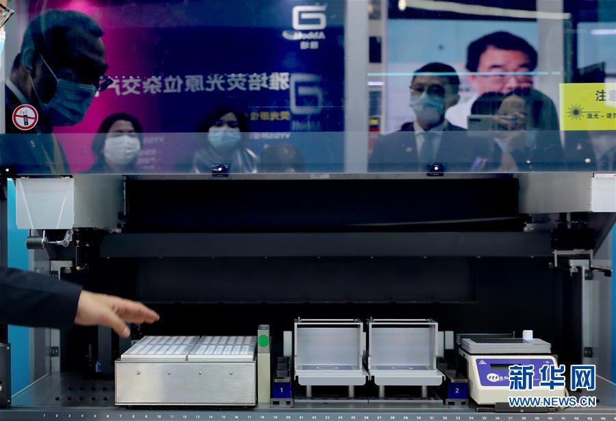 （第三屆進(jìn)博會&middot;圖文互動）（11）新疫苗、新療法，進(jìn)博會最&ldquo;火爆&rdquo;展區(qū)見聞