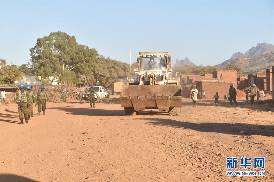 (國際·圖文互動(dòng))(1)中國第16批赴蘇丹達(dá)爾富爾維和工兵分隊(duì)星夜救援友軍步戰(zhàn)車