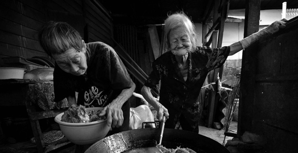 世界媒體峰會全球新聞獎獲獎?wù)掌澈蟮墓适? /></a></td>
</tr>
<tr>
<td height=