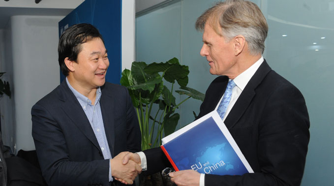 新華網(wǎng)董事長、總裁田舒斌會見丹麥駐華大使裴德盛