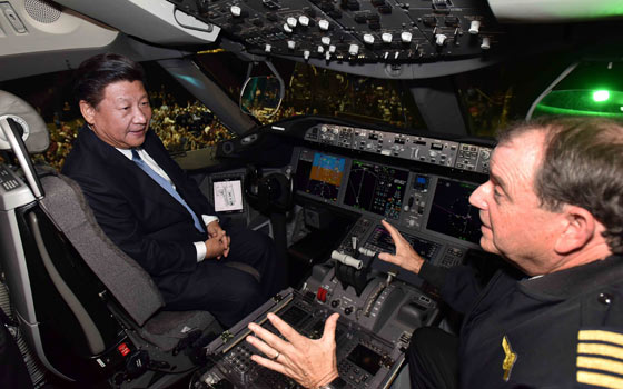 習(xí)近平參觀波音公司 登上787飛機