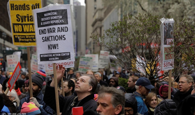 美國民眾舉行反戰(zhàn)游行 抗議美英法聯軍襲擊敘利亞