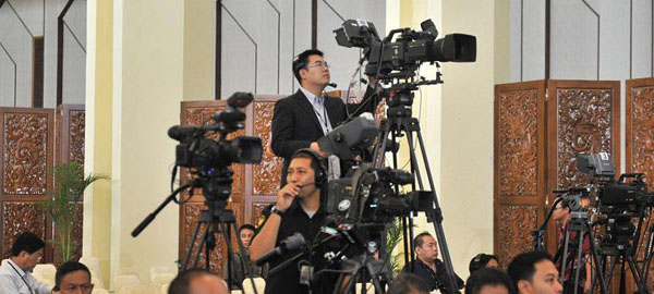 各國(guó)媒體在印尼國(guó)會(huì)報(bào)道習(xí)近平講話(huà)