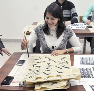 俄羅斯青年學(xué)習(xí)中國(guó)書法