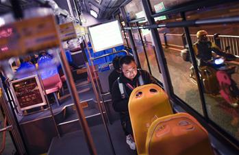 夜深了，他們還沒睡