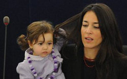 &ldquo;小萌女&rdquo;成歐洲議會(huì)會(huì)議?？?高清組圖)