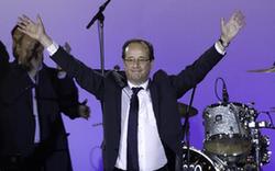 法國當選總統(tǒng)奧朗德在巴黎參加慶?；顒?組圖)